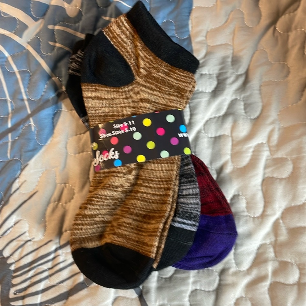 💜4/$16 NWT socks 3 pack